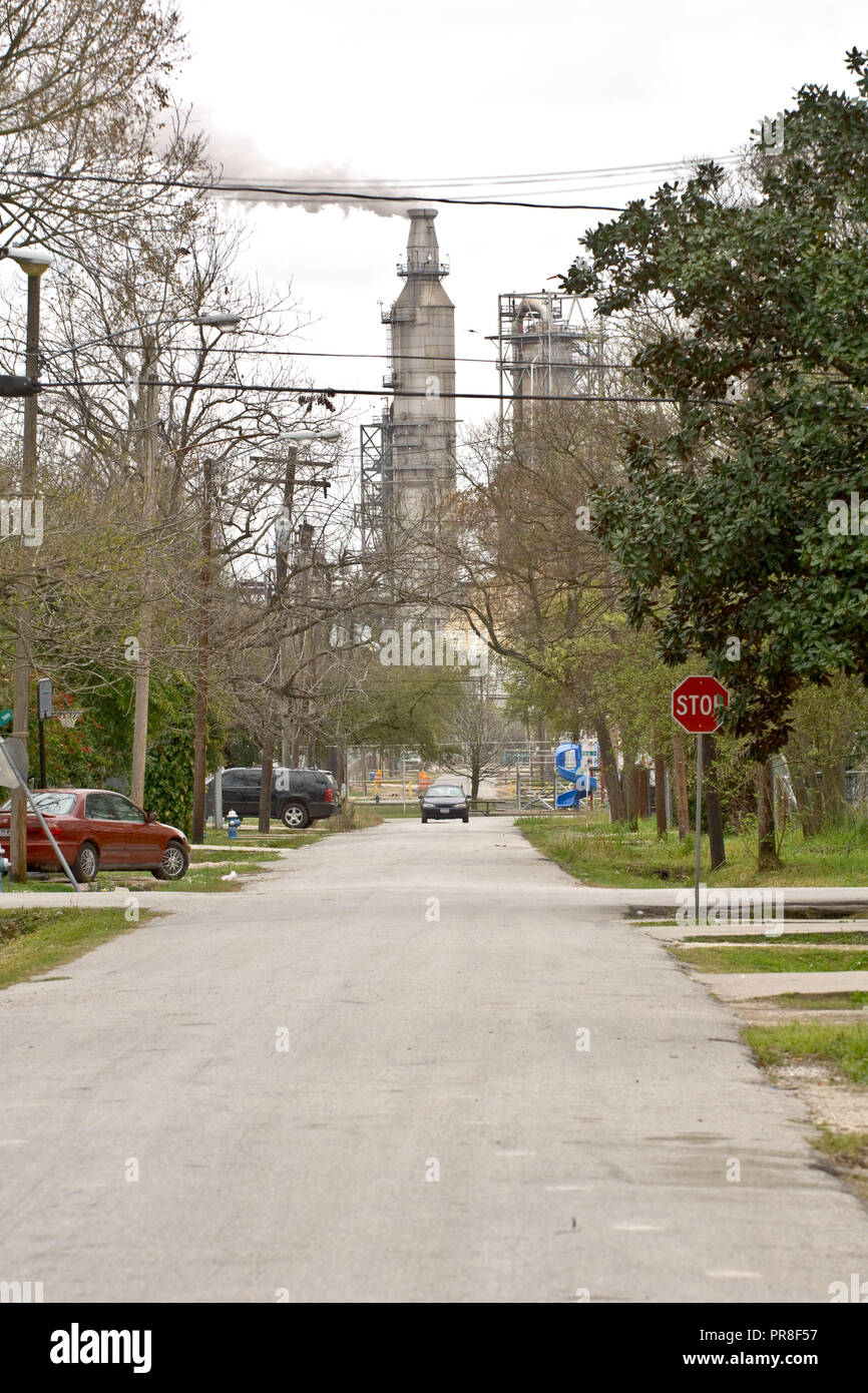 Factory schizzando inquinamento dell' aria nelle piccole e medie città Foto Stock