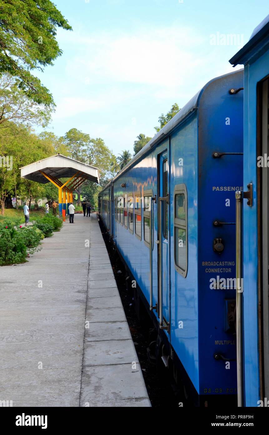 Blue nello Sri Lanka Colombo a Jaffna di convoglio ferroviario in sosta in corrispondenza della piattaforma Foto Stock