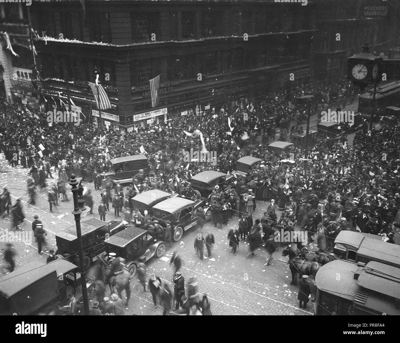 Chicago riceve armistizio news. Incroci delle vie commerciali sono state scene di sommosse folle che gridavano e cantavano e gridavano fino alle prime ore del mattino Foto Stock