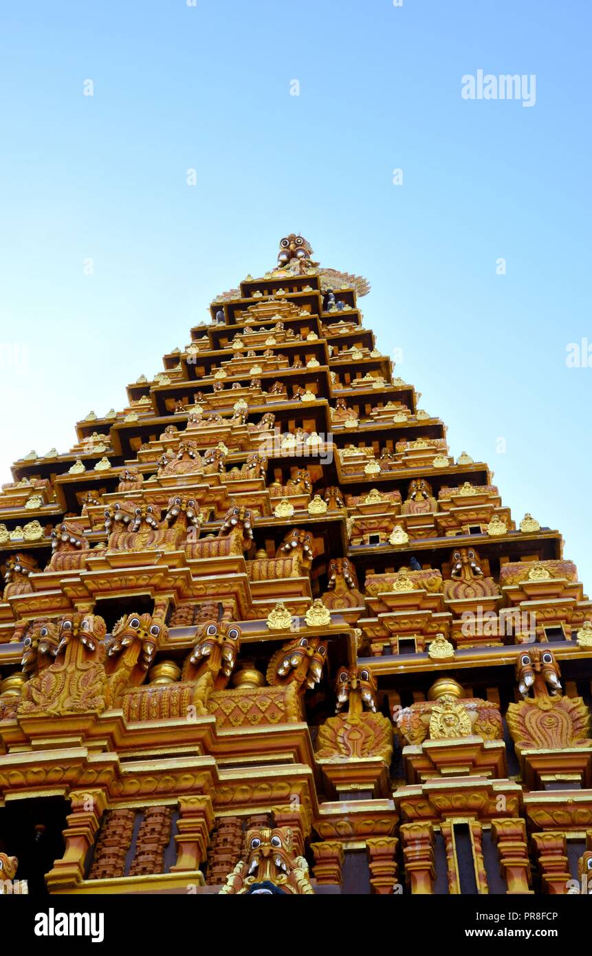 Ornati pagoda gopuram tower con scultura dèi a Nallur Kandaswamy Kovil tempio indù Jaffna nello Sri Lanka Foto Stock