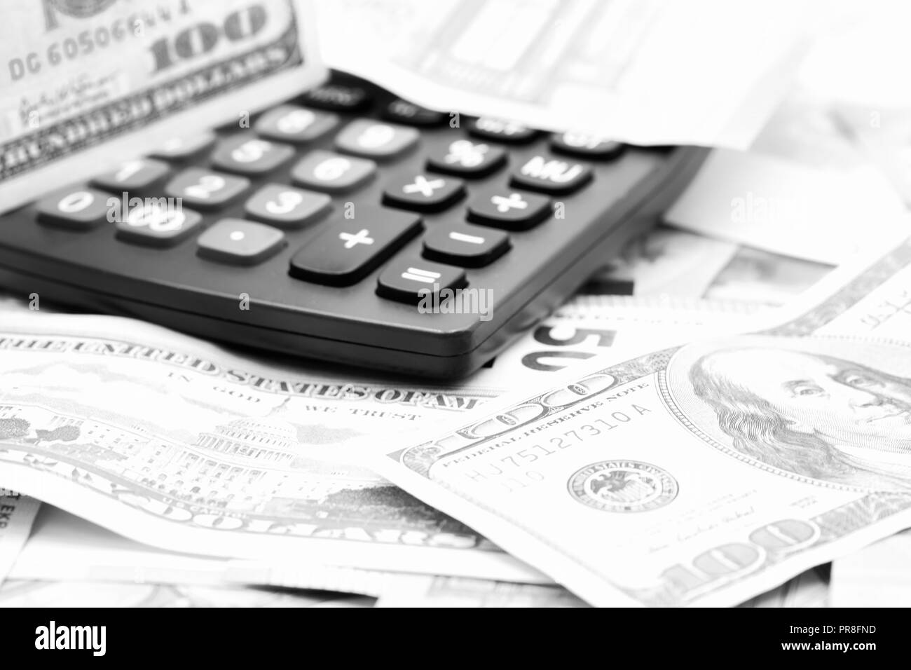 Calcolatrice sfocata dollaro ed euro sullo sfondo di denaro come il concetto di successo delle differenze di prosperità e di business Foto Stock