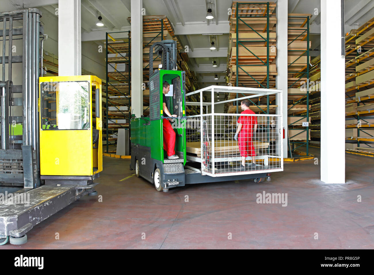 Multi direzionale di carrelli elevatori per la movimentazione del materiale dell'industria Foto Stock