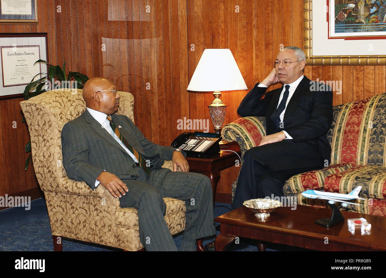 Visita dell ex Segretario di Stato e di Presidente del Comune di capi di Stato Maggiore, il generale Colin Powell, al quartier generale di HUD per incontrare il Segretario Alphonso Jackson, aiutanti Foto Stock