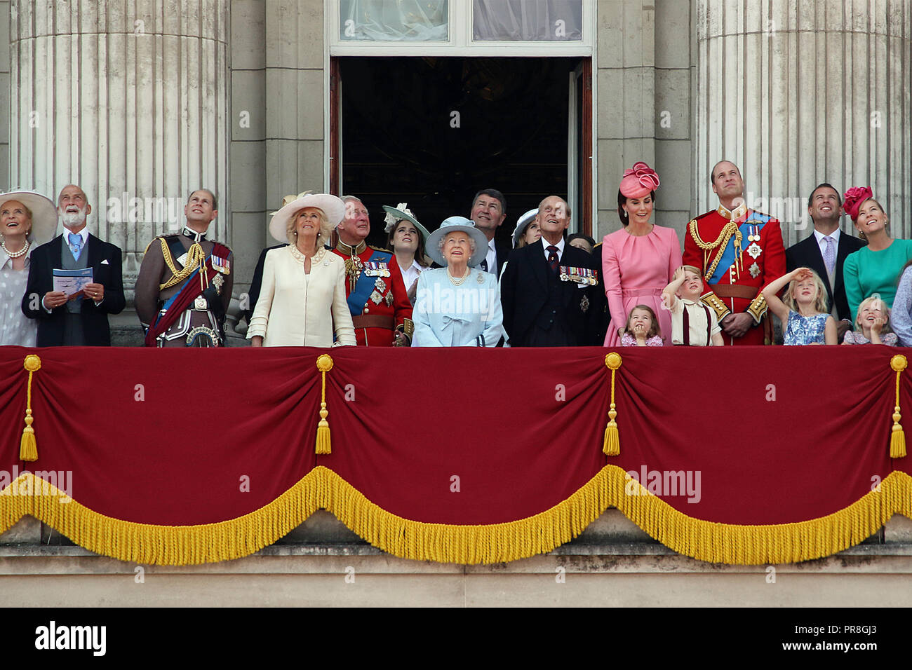 La famiglia reale (la regina Elisabetta e il Principe Filippo) sul balcone a Buckingham Palace a guardare il Royal fly passato durante il 2017 Trooping il colore nel centro commerciale di Londra, Inghilterra. Foto Stock