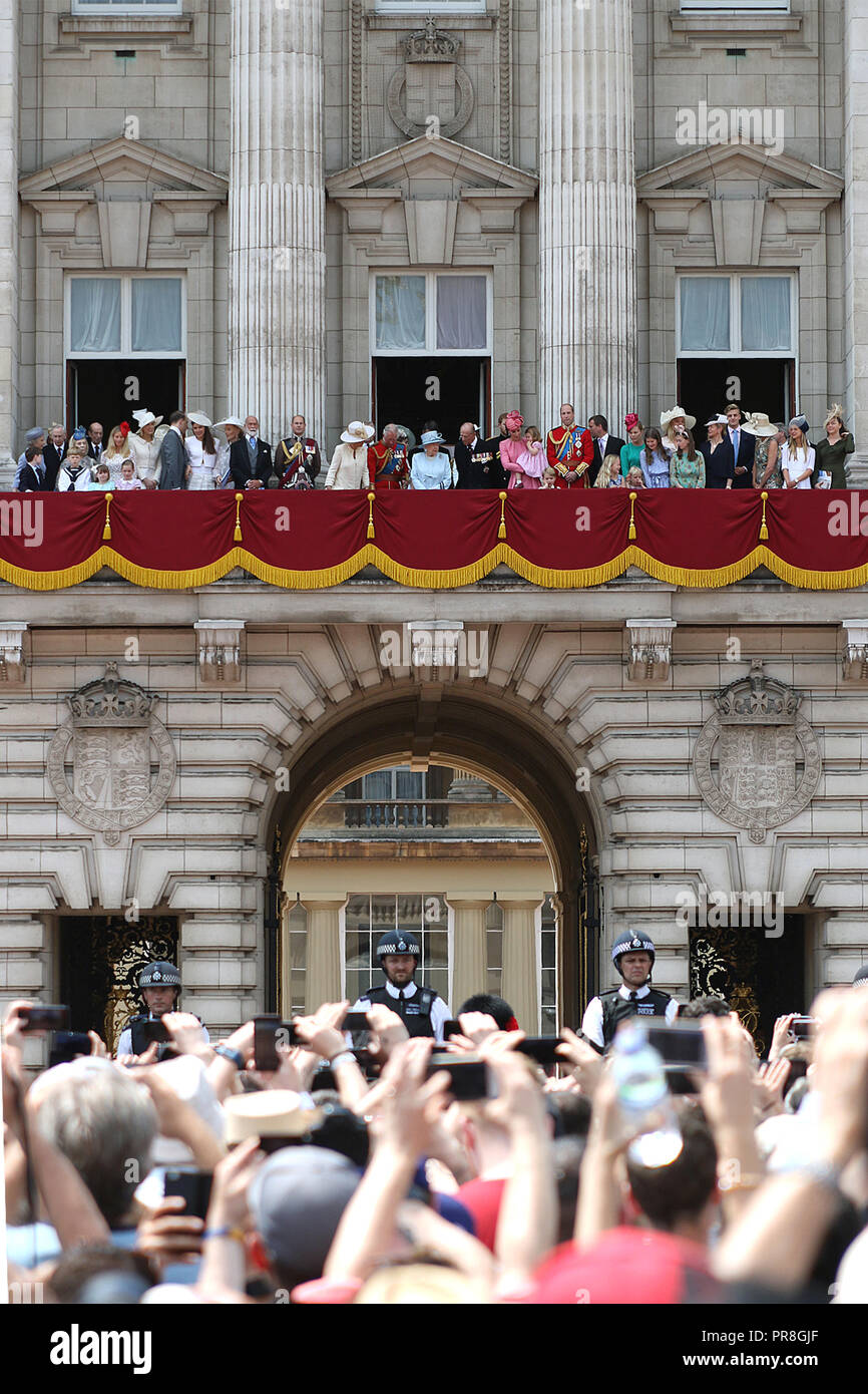 La famiglia reale (la regina Elisabetta e il Principe Filippo) sul balcone a Buckingham Palace a guardare il Royal fly passato durante il 2017 Trooping il colore nel centro commerciale di Londra, Inghilterra. Foto Stock