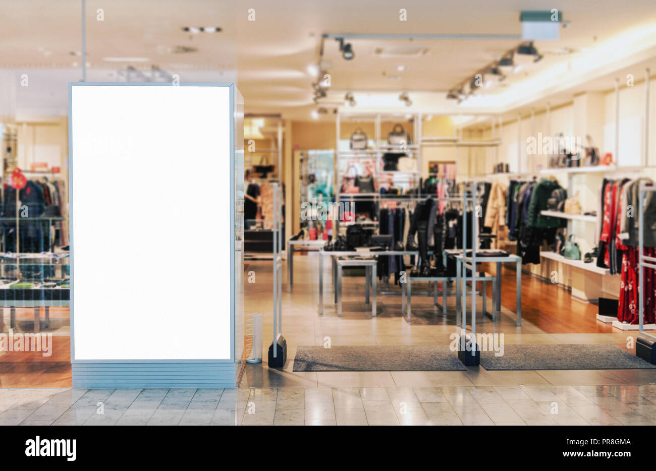 Negozio di abbigliamento entrata con vuoto billboard mockup per posizionare il testo, logo o pubblicità Foto Stock