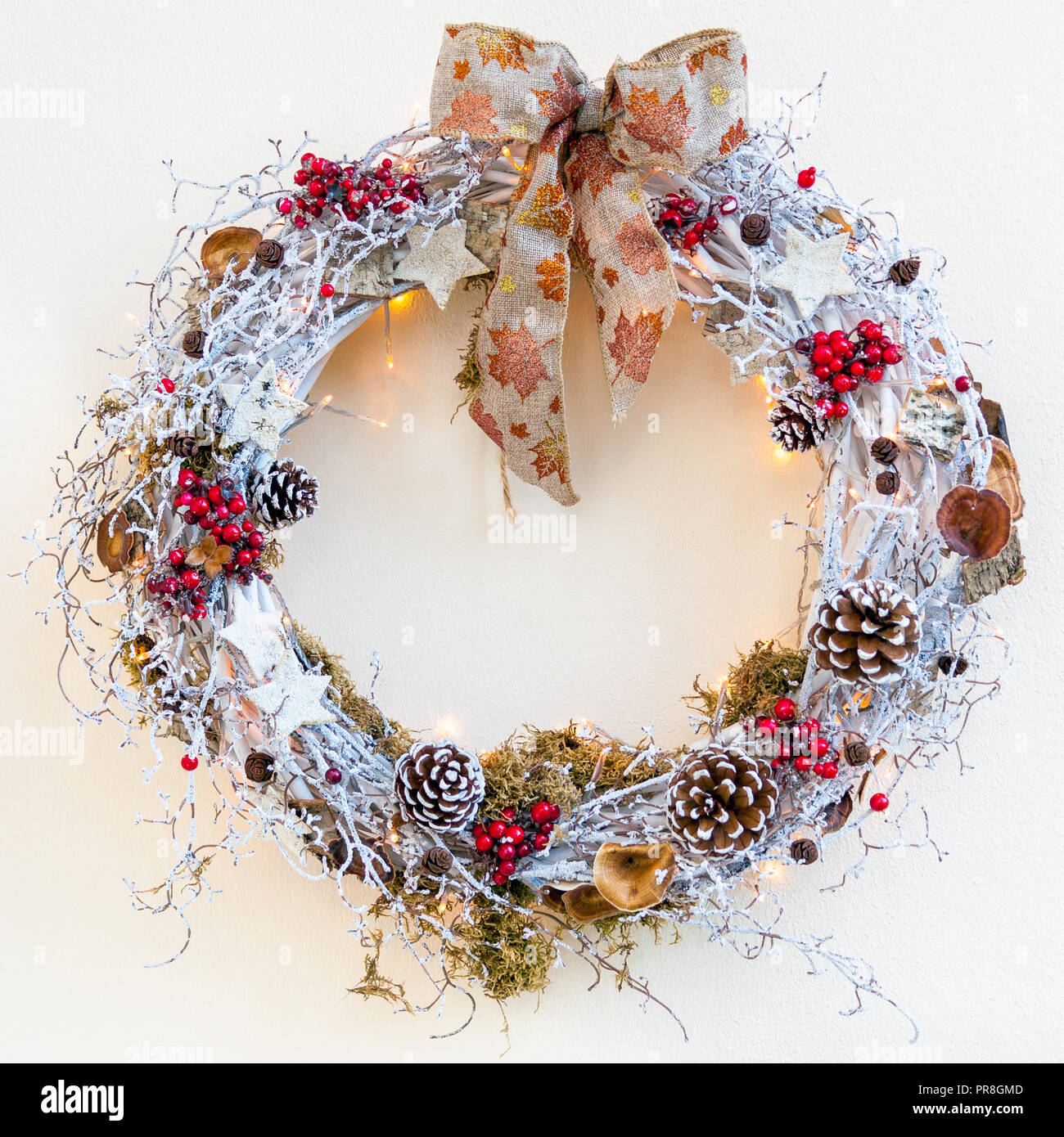 Decorativa ghirlanda di Natale, vista frontale foto di decorazione su sfondo neutro Foto Stock