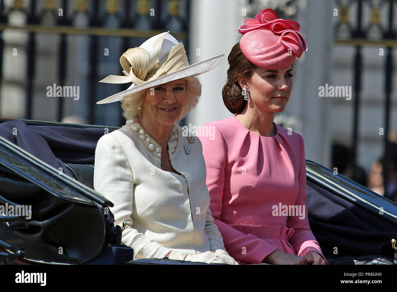 Camilla Parker Bowles - la duchessa di Cornovaglia e Catherine Kate Middleton - la Duchessa di Cambridge durante il 2017 Trooping il colore nel centro commerciale di Londra, Inghilterra. Foto Stock