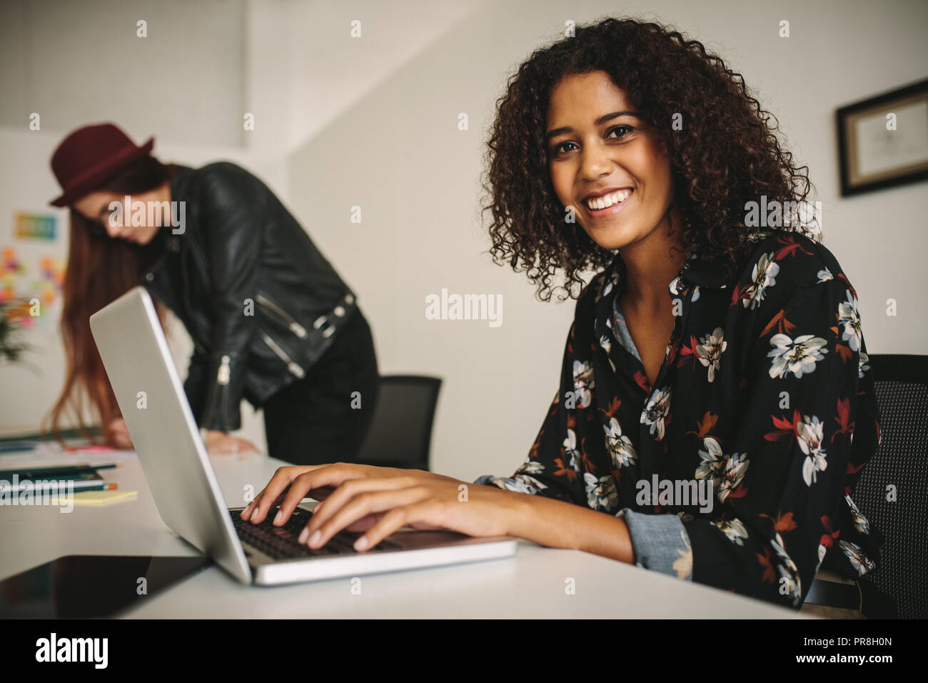 donna d'affari che lavora con un computer portatile in ufficio, seduta nella sala conferenze. colleghi d'affari che lavorano insieme in ufficio. Foto Stock