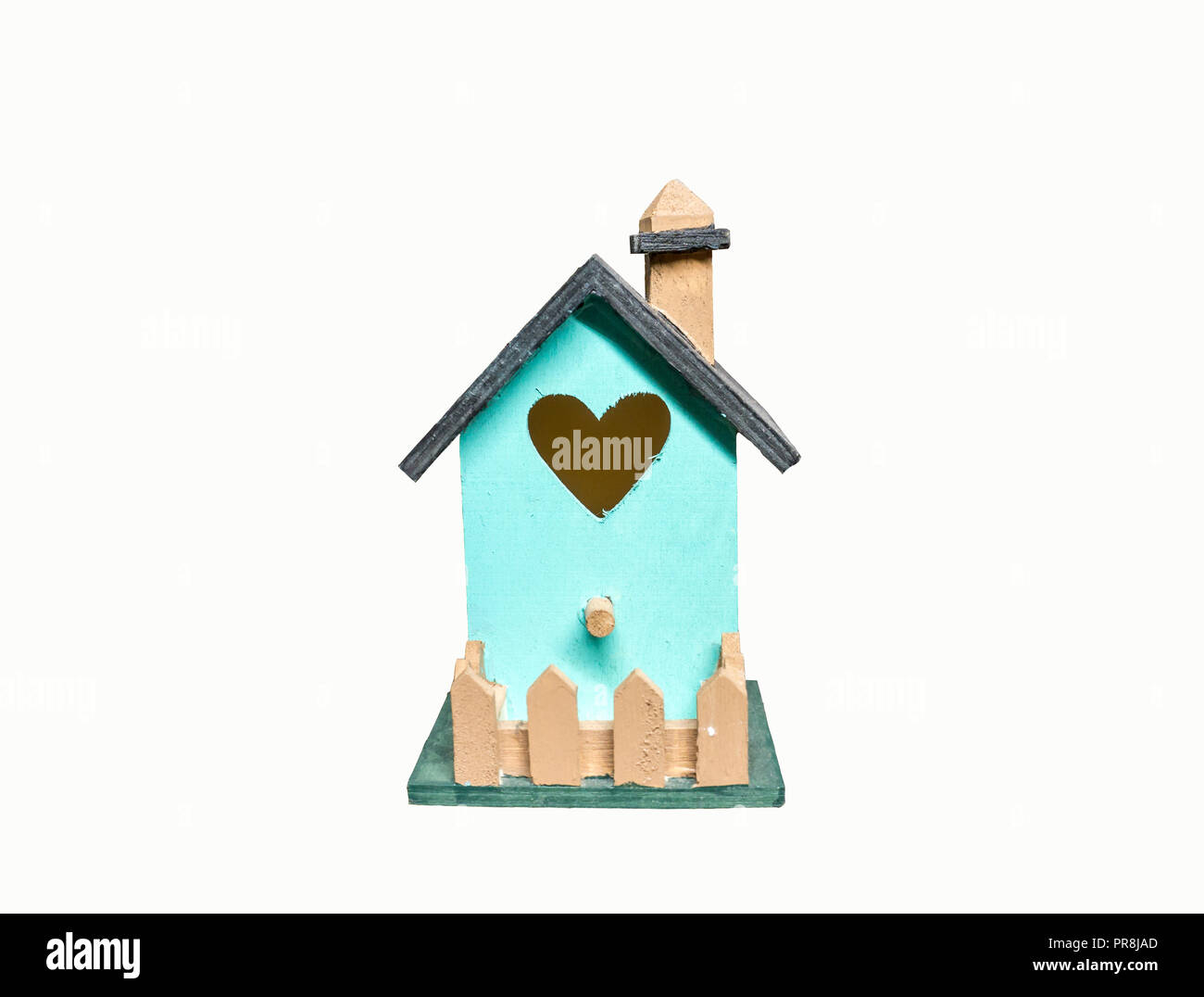 Piccolo grazioso uccello casa isolata in sfondo bianco in blu il colore verde e forma di cuore finestra Valentains per giorno Foto Stock