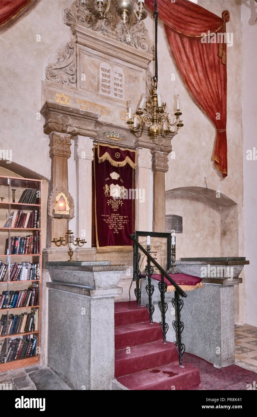 La Torah arca aka Aron Kodesh, coperto con parochet alla Sinagoga Remuh, quartiere ebraico di Kazimierz district, Cracovia in Polonia Foto Stock