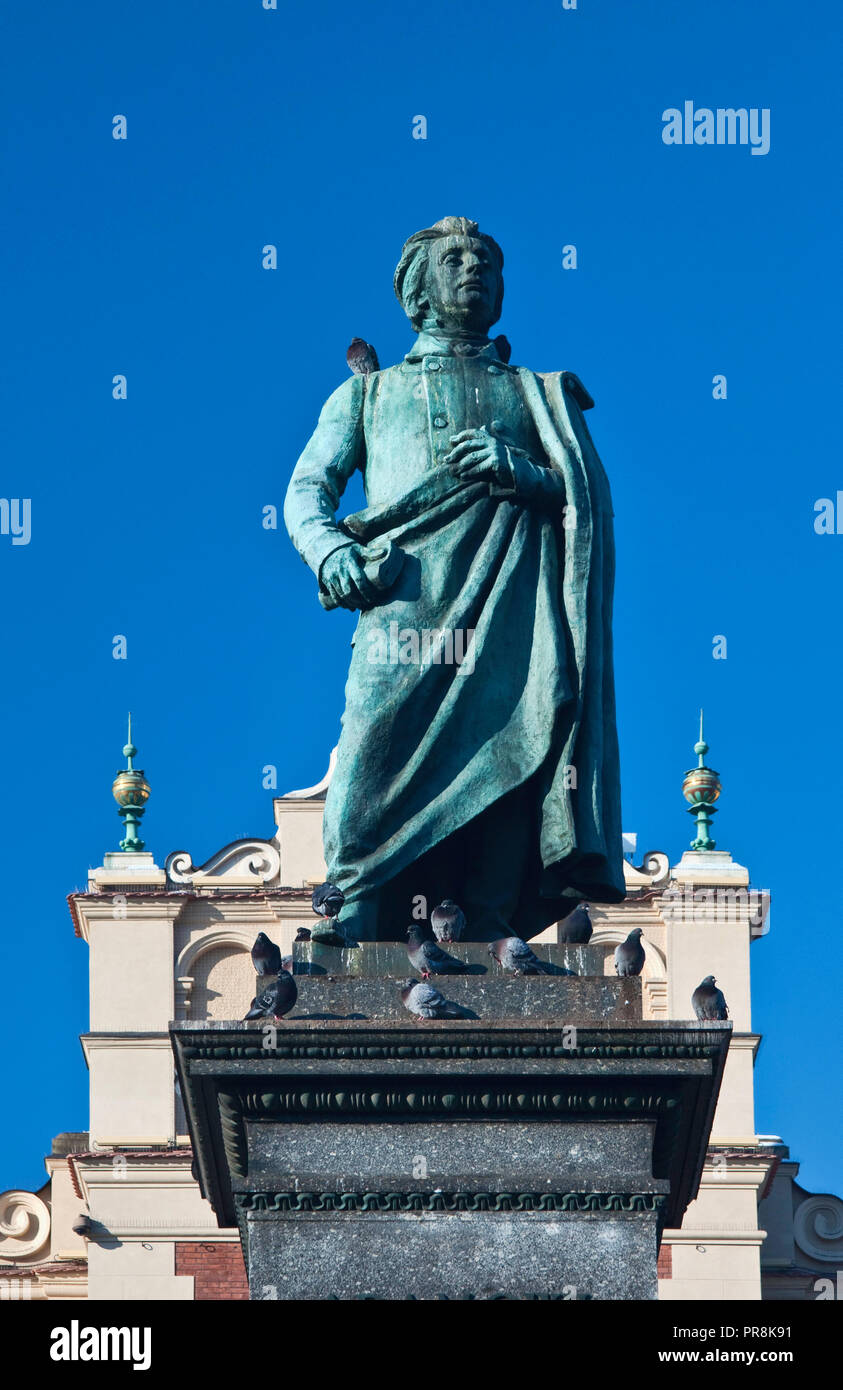 Adam Mickiewicz monumento, Rynek Glowny o la piazza principale del mercato, Cracovia in Polonia Foto Stock