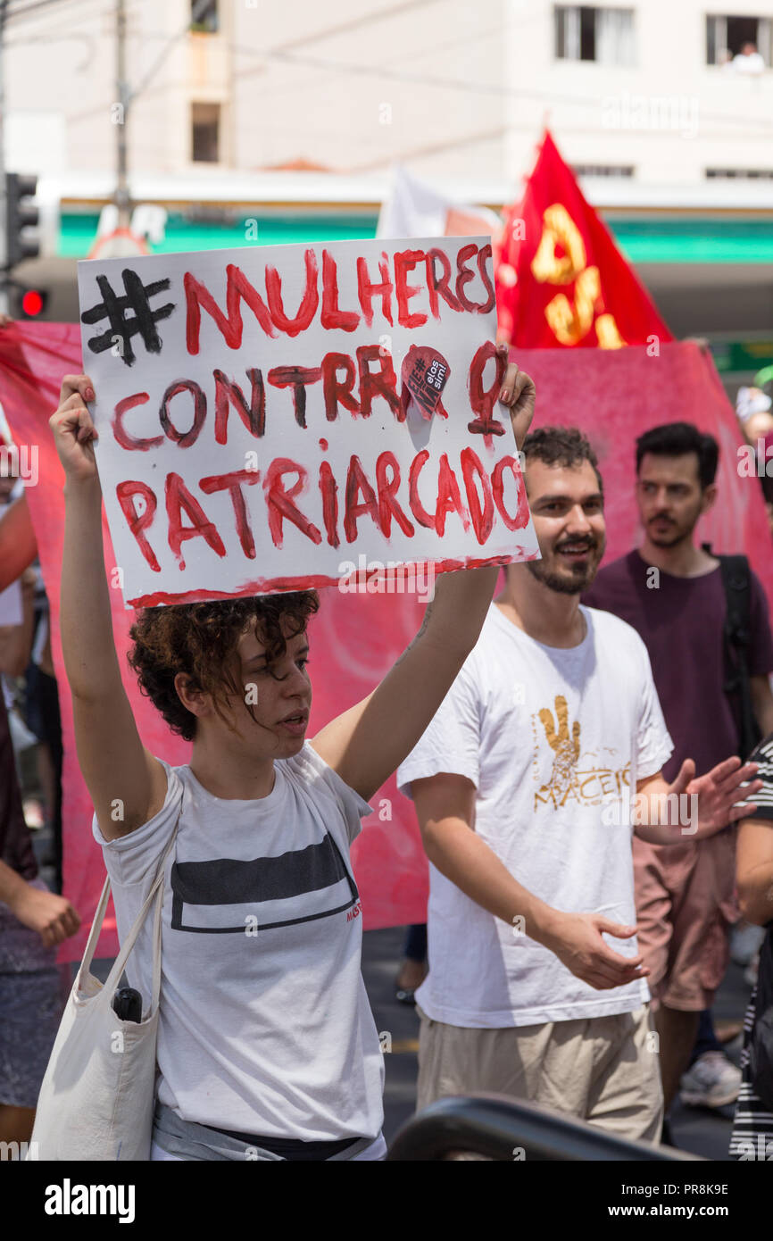 Settembre 29, 2018. #Nothim (elenão) mobilitazione. Donna proteste contro il Brasile di estrema destra candidato presidenziale Jair Bolsonaro Foto Stock