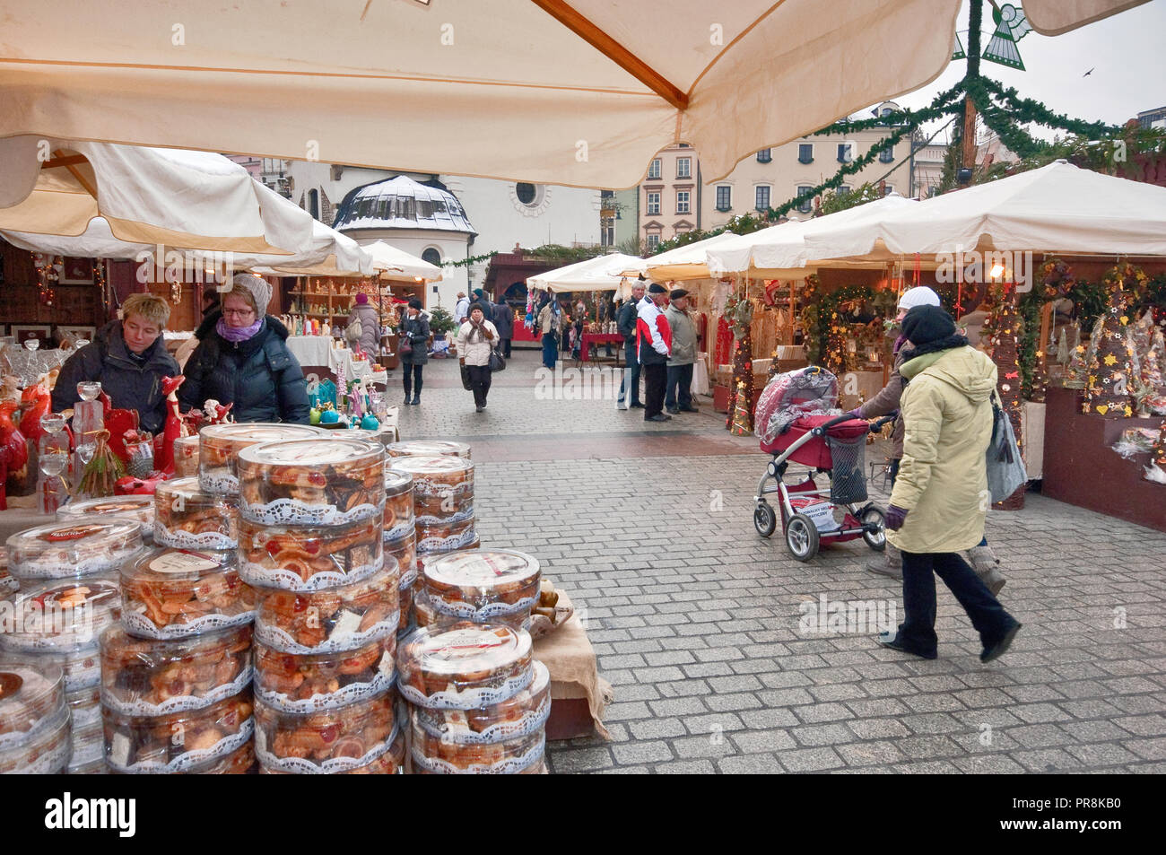 Stagione di Natale street fair al Rynek Glowny o la piazza principale del mercato, Cracovia in Polonia Foto Stock