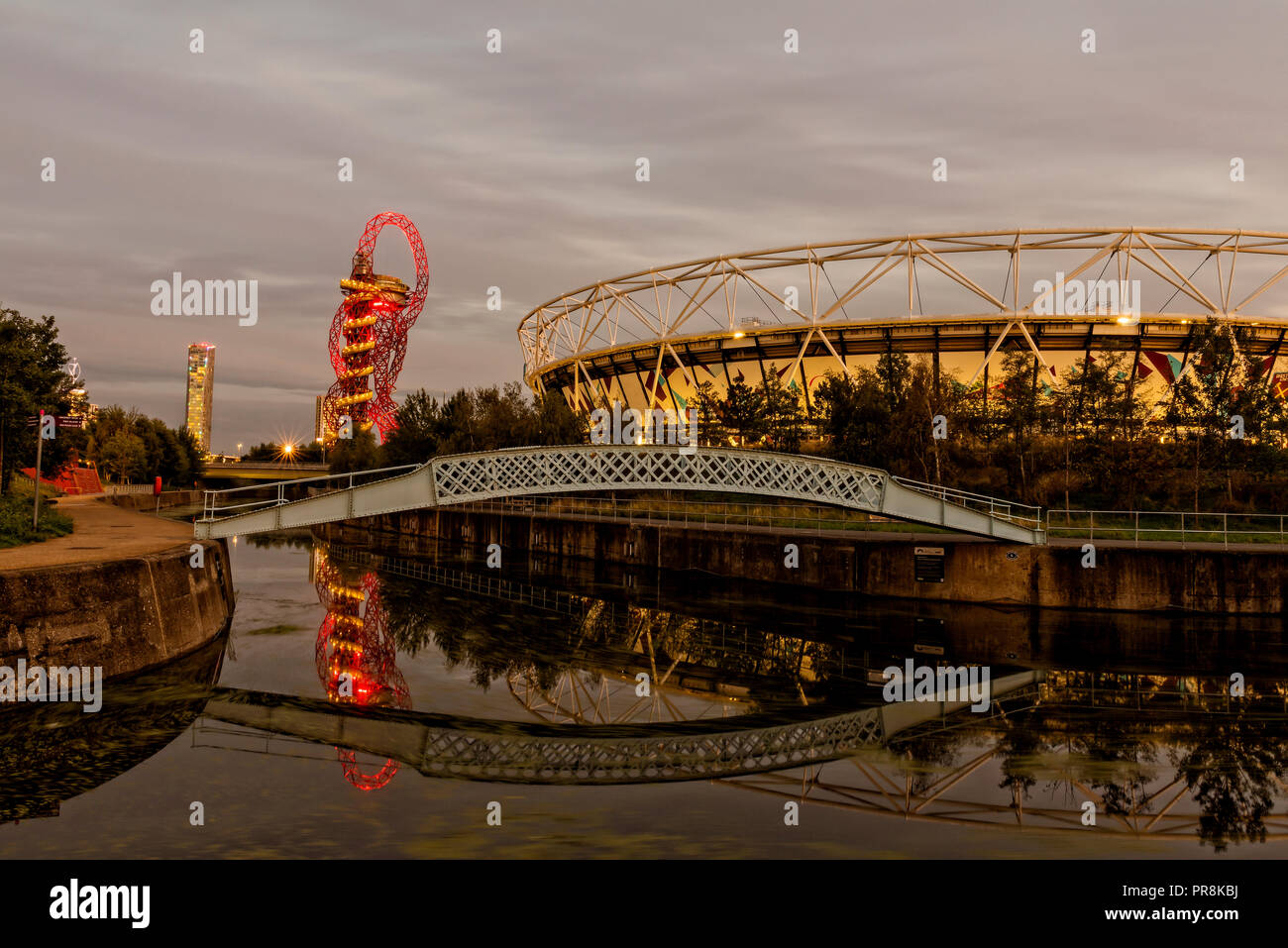 Lo Stadio Olimpico, e l'orbita nel Queen Elizabeth Park a Londra di Notte Foto Stock