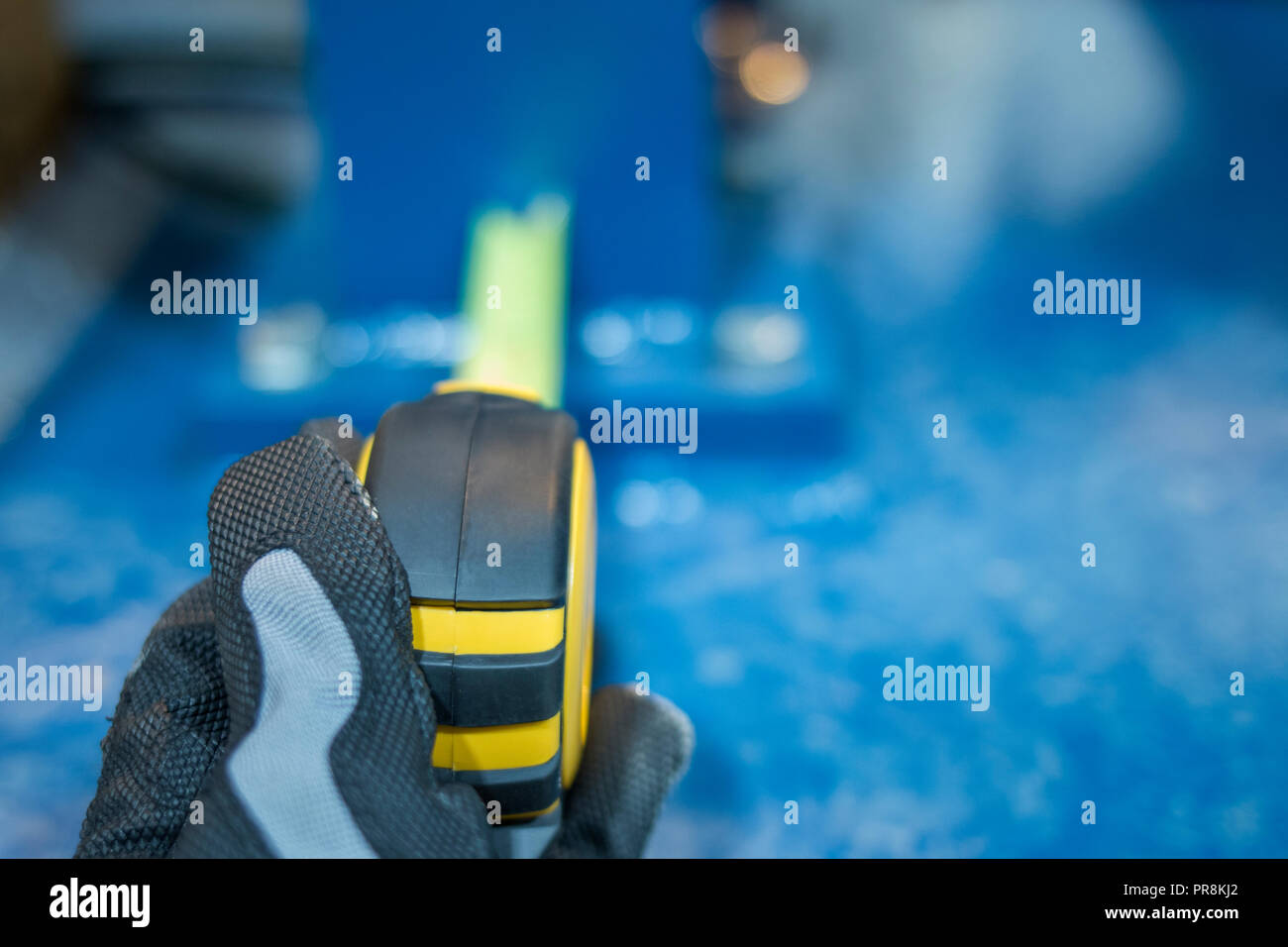 Misurare la distanza dal lato con un nastro di misurazione nel settore Foto Stock