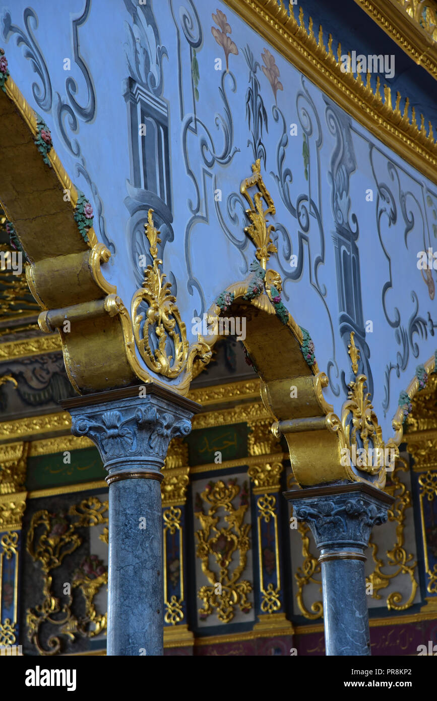 Le colonne ornate di Imperiale Hall (Sala del Trono), all'interno dell'Harem, Il Palazzo di Topkapi, Istanbul, Turchia. Foto Stock