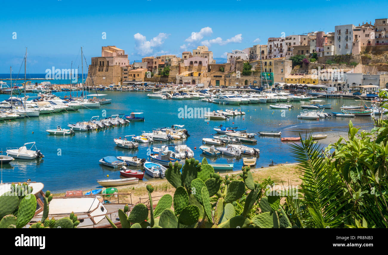 Vista panoramica a Castellammare del Golfo, bel villaggio nei pressi di  Trapani, in Sicilia, Italia Foto stock - Alamy