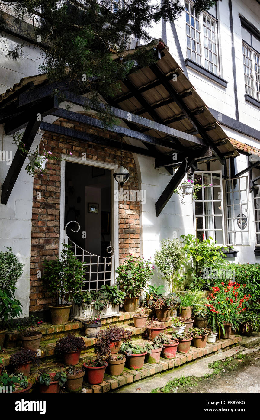 Architettura del centro storico coloniale britannica affumicatoio di pietra - una fotografia che mostra il bellissimo ed antico casale in pietra e giardino Foto Stock