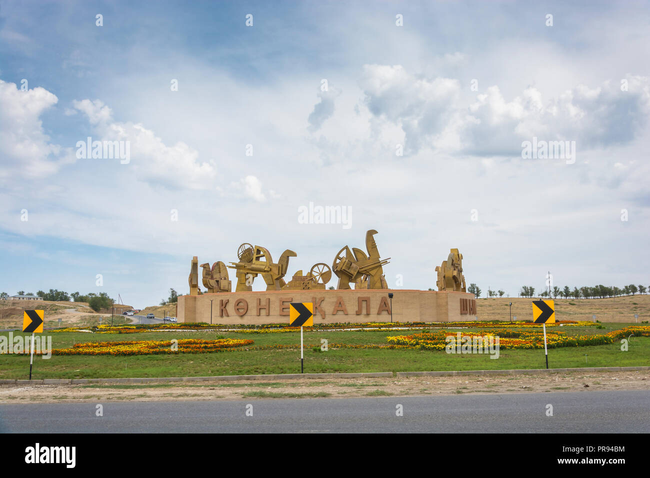 Circular Road giunzione sulla strada a Tashkent originariamente decorato con sculture e giardino fiorito. Foto Stock