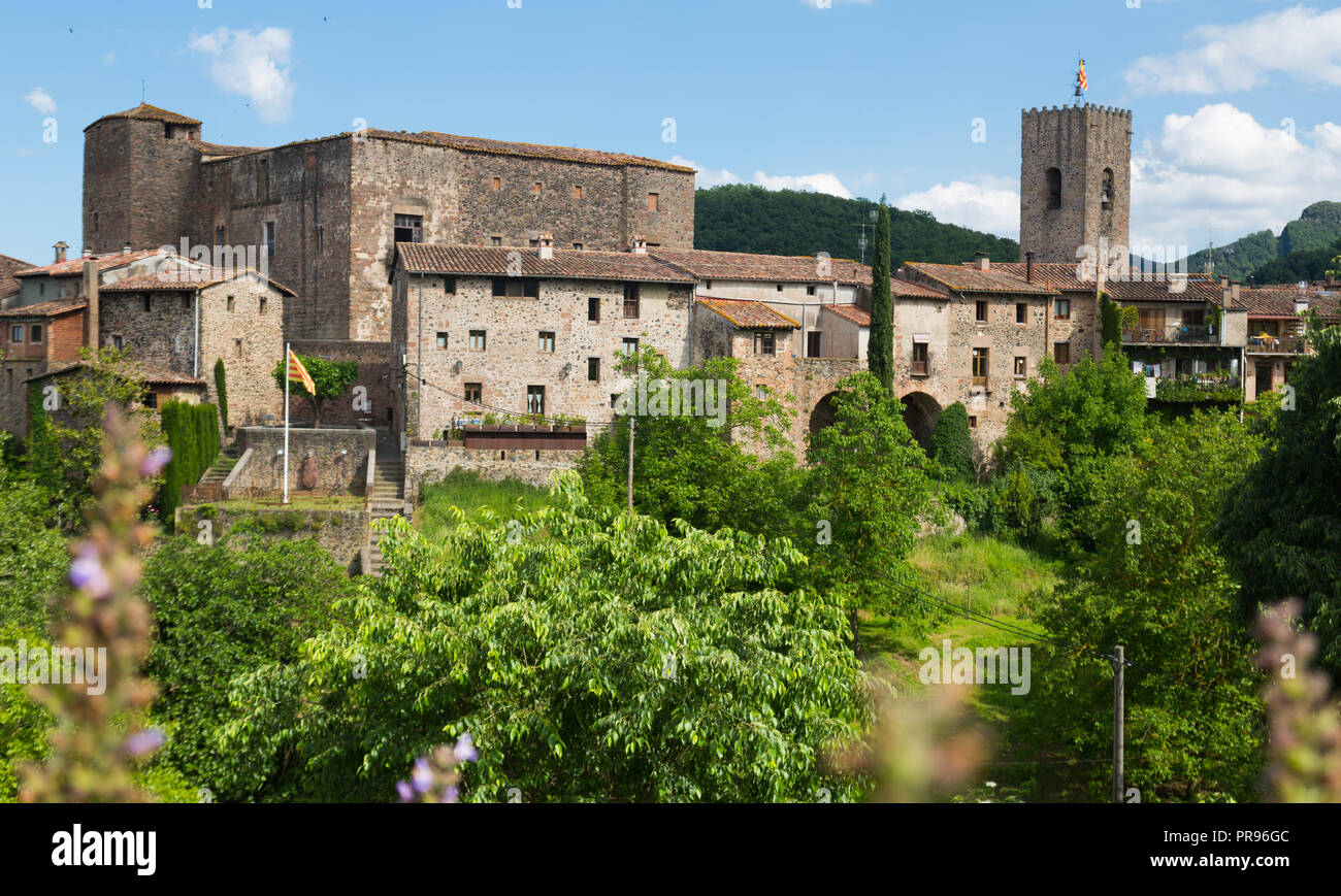 Vista del monumento storico Castello di Santa Pau in giornata estiva, Garrotxa, Spagna Foto Stock