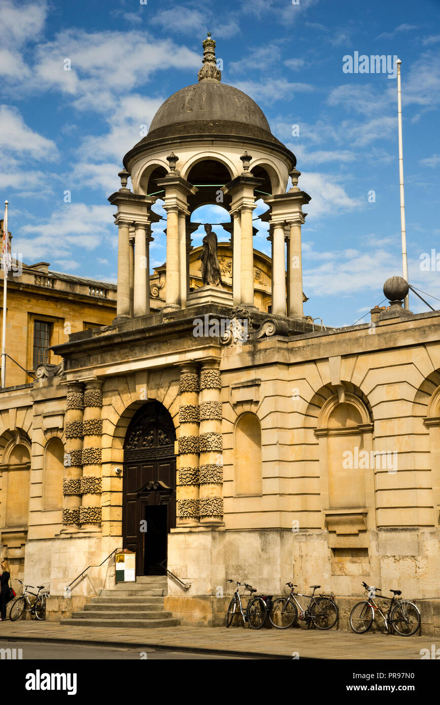 L'entrata del Queens College su High Street a Oxford, Inghilterra, Oxford University. La cupola ha una statua di Carol di Ansbach, moglie di Giorgio II Foto Stock