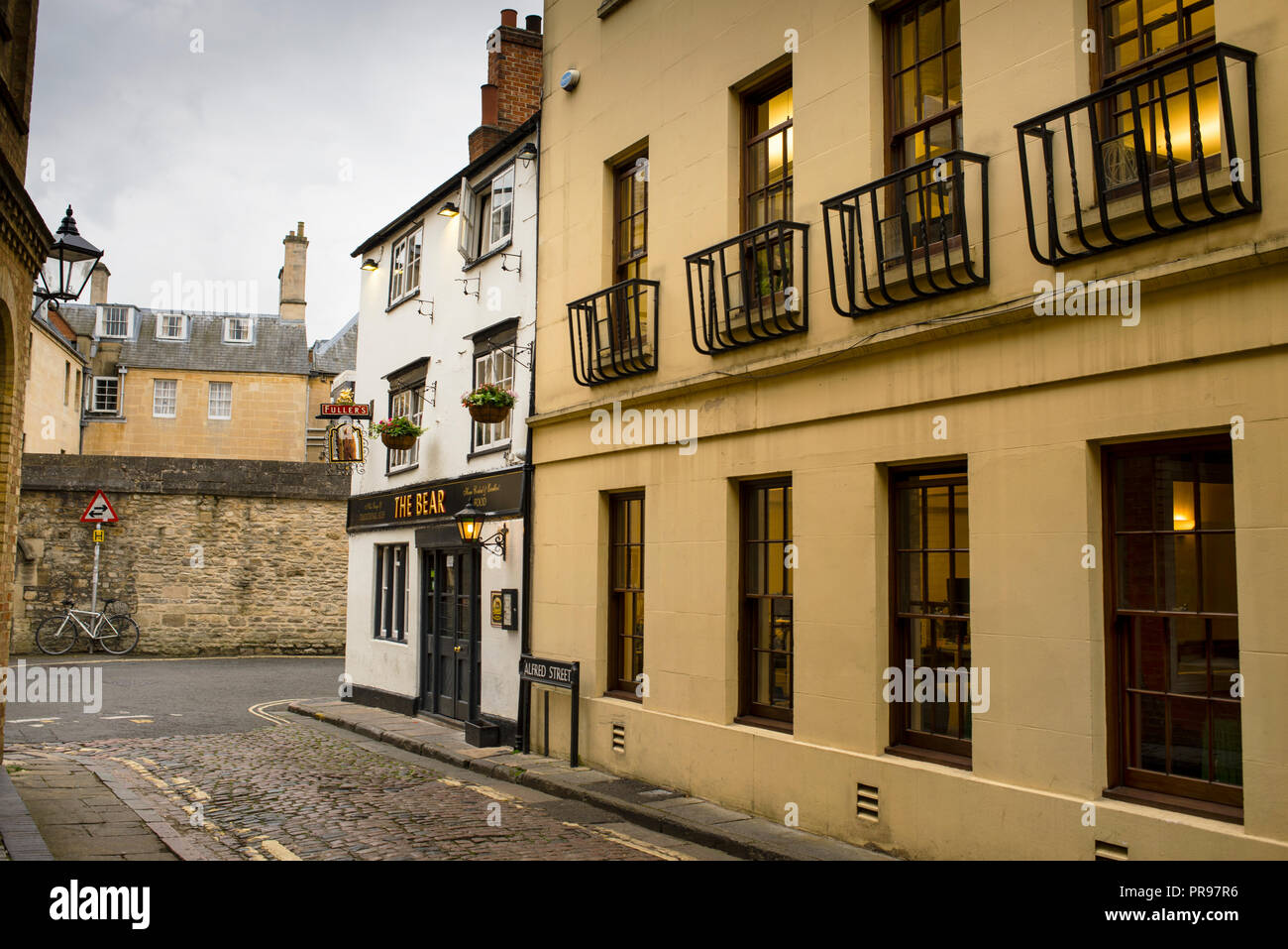 Il Bear pub di Oxford è uno storico pub inglese con una collezione unica di  cravatte le cui punte sono state barattate in cambio di una mezza pinta di  birra Foto stock -