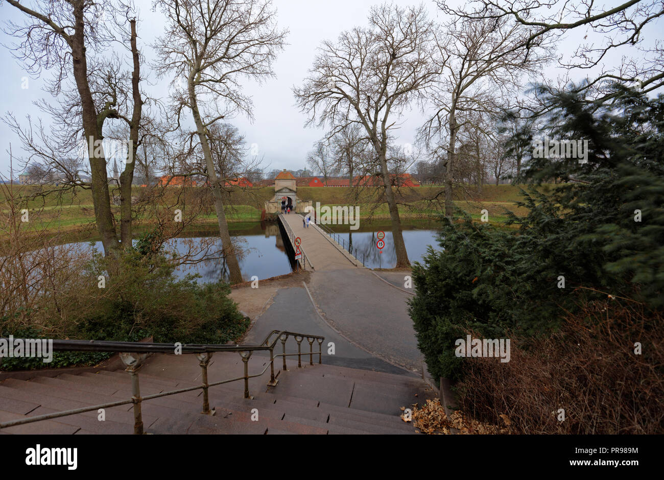 Copenaghen, Danimarca - 28 dicembre 2016: Persone alla porta settentrionale di Kastellet Foto Stock