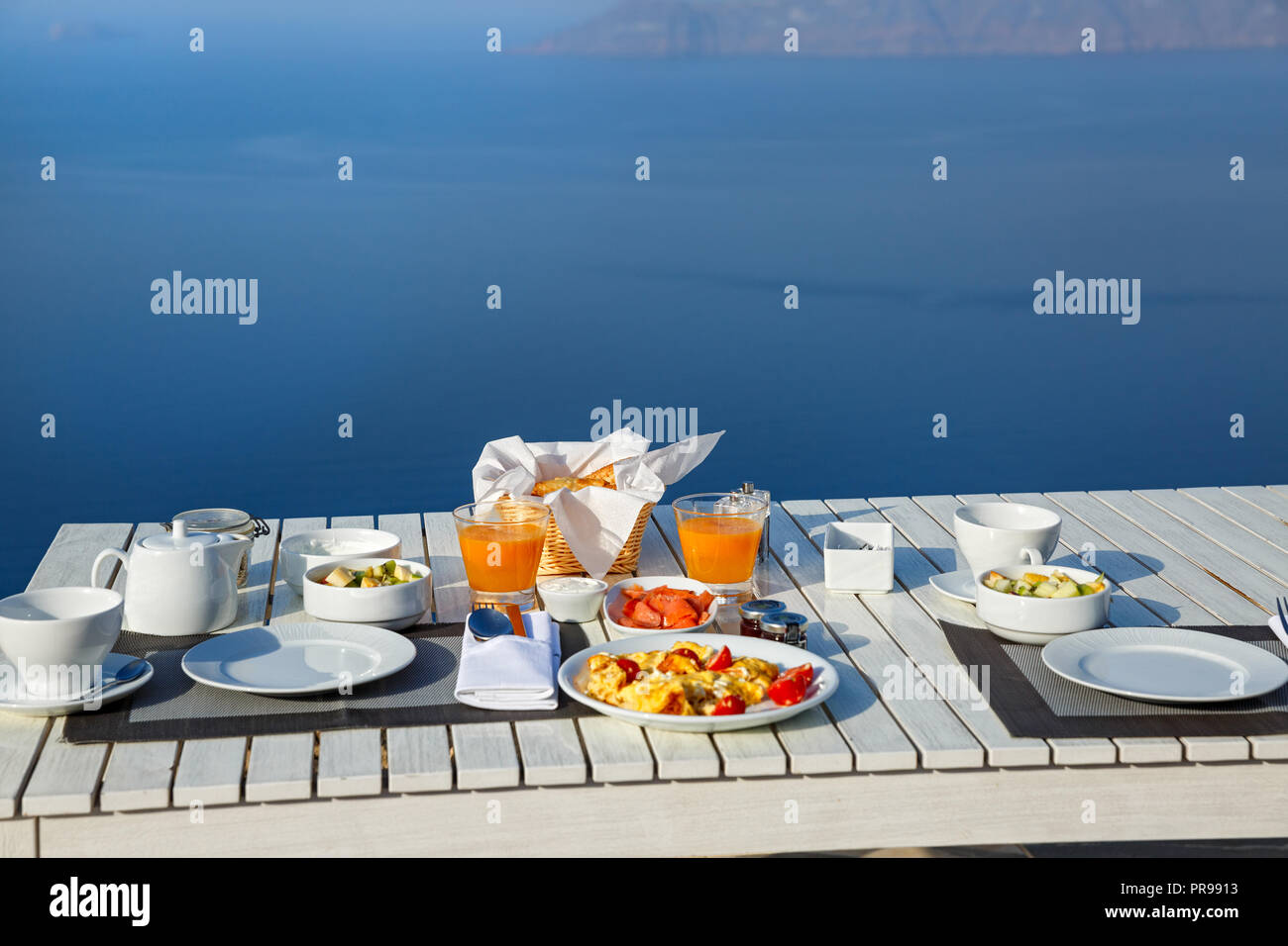 La colazione era fresca, in una splendida posizione con vista sul mare Foto Stock