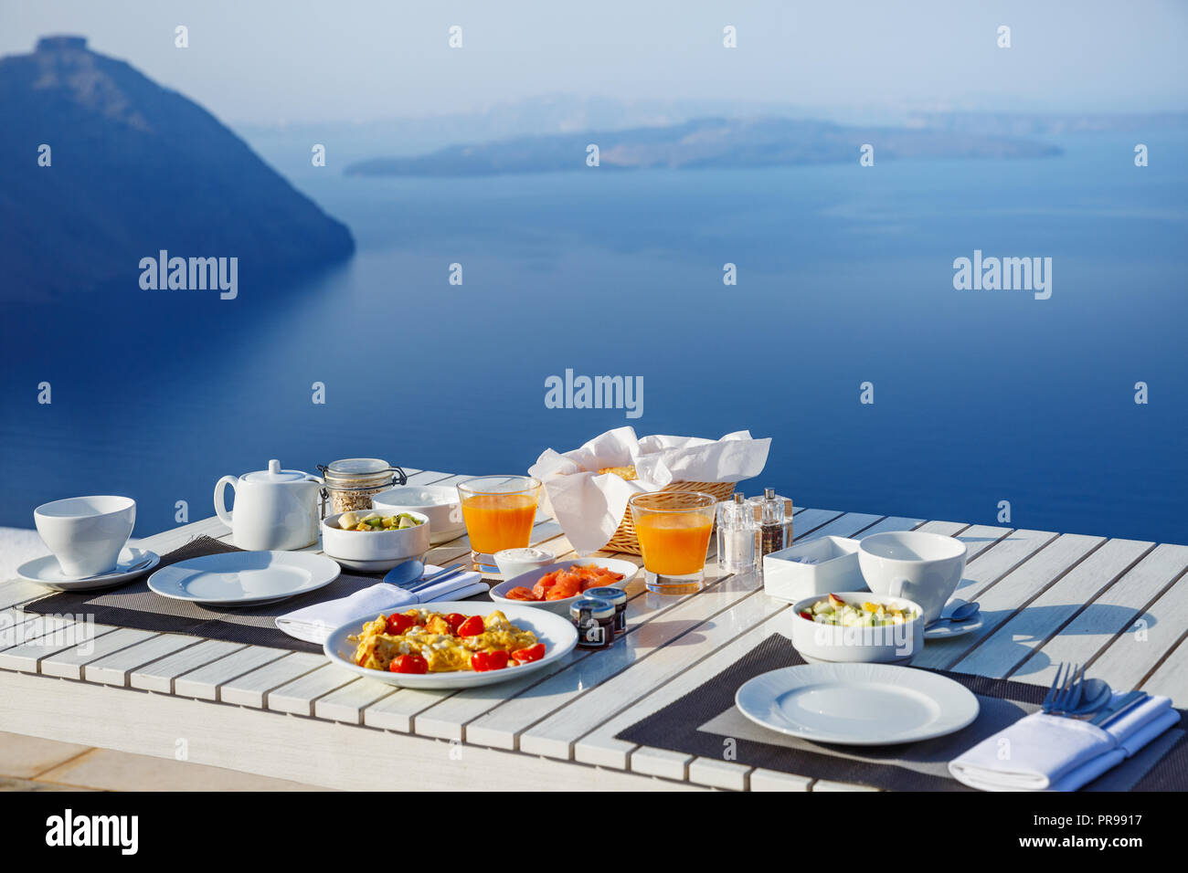 La colazione era fresca, in una splendida posizione con vista sul mare Foto Stock