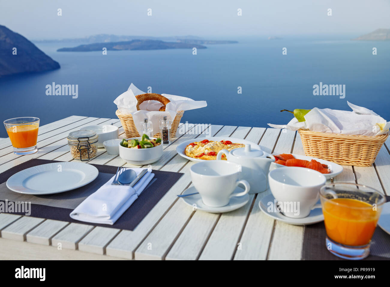 La colazione era fresca, in una splendida posizione con vista sul mare Foto Stock