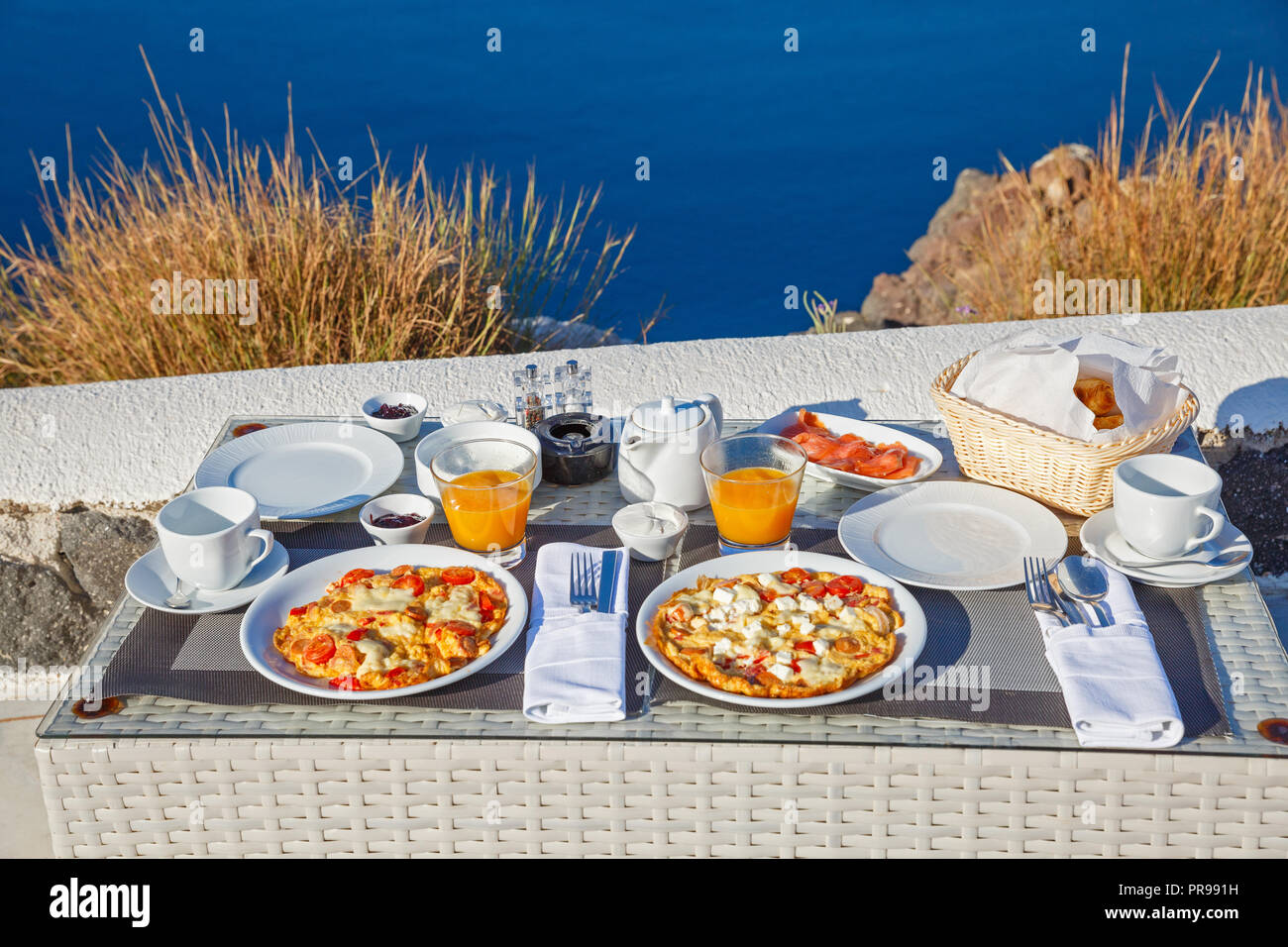 La colazione era fresca, in una splendida posizione con vista sul mare Foto Stock