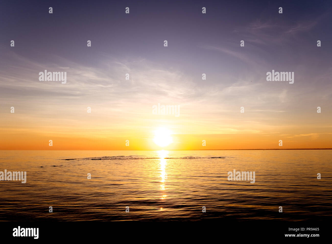 Sole al tramonto sulla calma superficie del lago. Posto per il testo Foto Stock