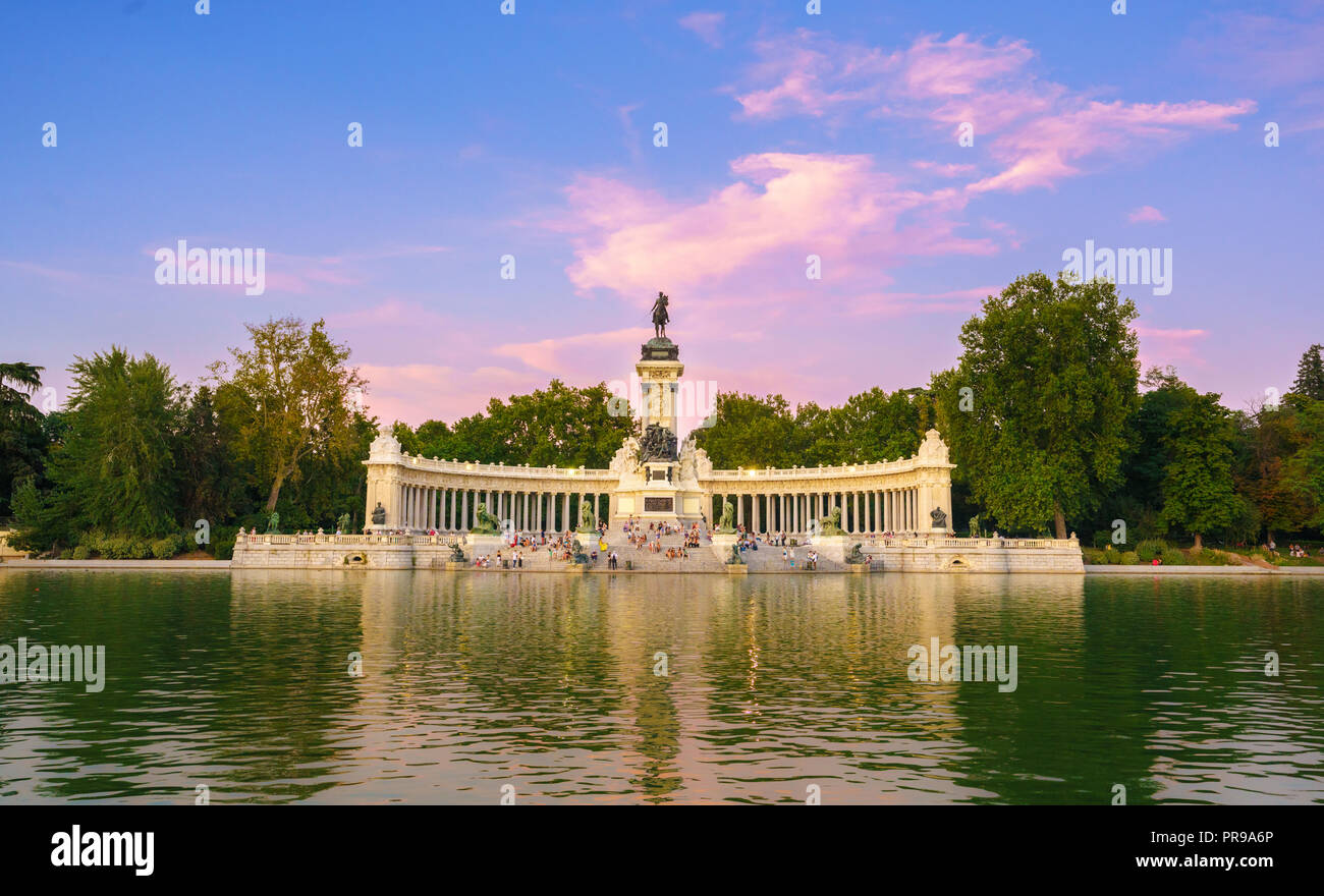 Il Parco del Retiro si trova nel centro cittadino di Madrid, Spagna. Appartenne alla Monarchia spagnola fino alla fine del XIX secolo, oggi è un parco pubblico. Foto Stock