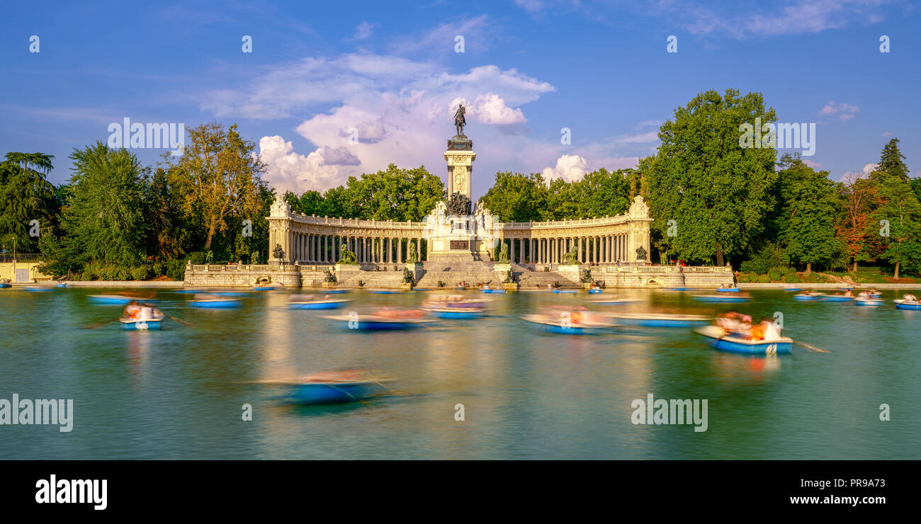 Il Parco del Retiro si trova nel centro cittadino di Madrid, Spagna. Appartenne alla Monarchia spagnola fino alla fine del XIX secolo, oggi è un parco pubblico. Foto Stock