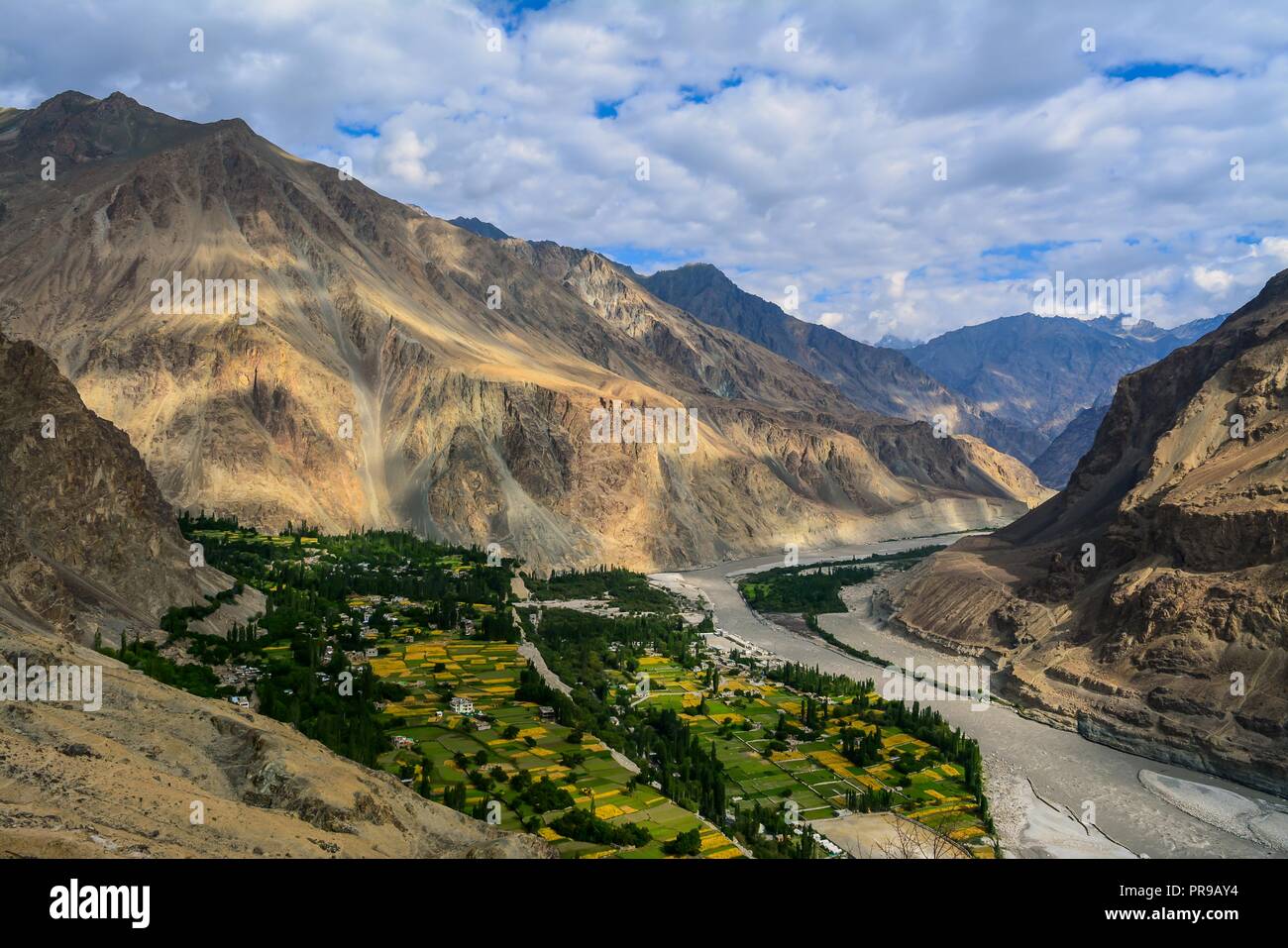 Turtuk è un villaggio nella parte nord-orientale del Ladakh in Jammu e Kashmir, India. Esso è racchiuso a sandwich tra l'Himalaya e Karakorum gamme della montagna. Foto Stock