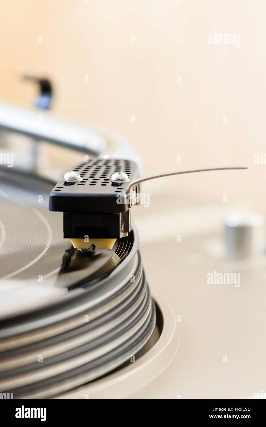 Record giocatore, deck. 'S' tono di forma giocando a braccio lungo il record giocatore, LP VINILE, noto anche come long playing record. Foto Stock