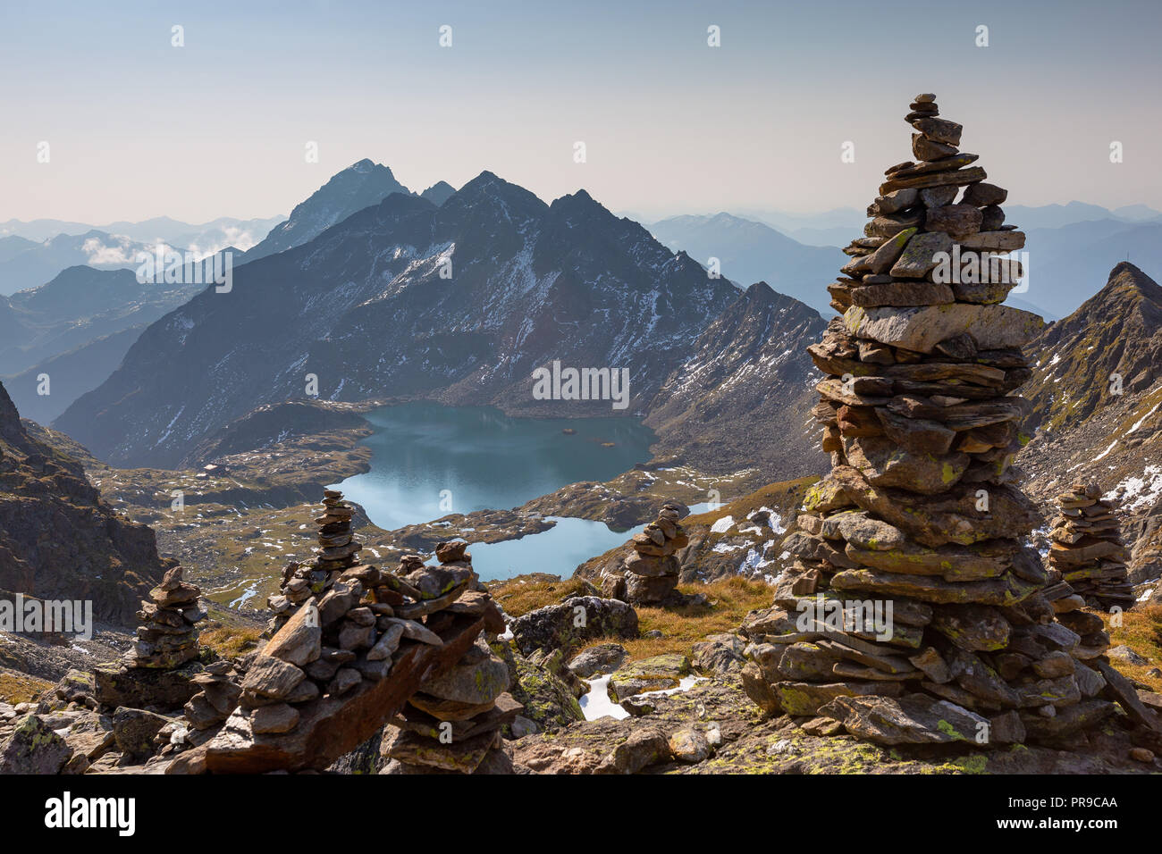 Piramide di pietre e paesaggio di montagna. Wangenitzsee lago alpino. Schobergruppe gruppo montuoso. Hohe Tauern Nationalpark. La Carinzia. Austria. Foto Stock