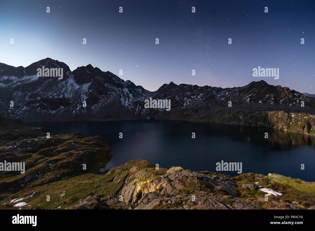 Luna su Wangenitzsee lago alpino. Schobergruppe. Hohe Tauern Nationalpark. La Carinzia. Alpi austriache. Foto Stock