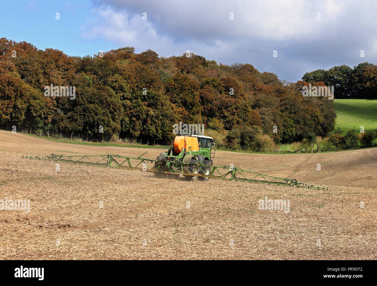 Macchina agricola di fertilizzante di spruzzatura su un campo arato in The Chiltern Hills in Inghilterra Foto Stock