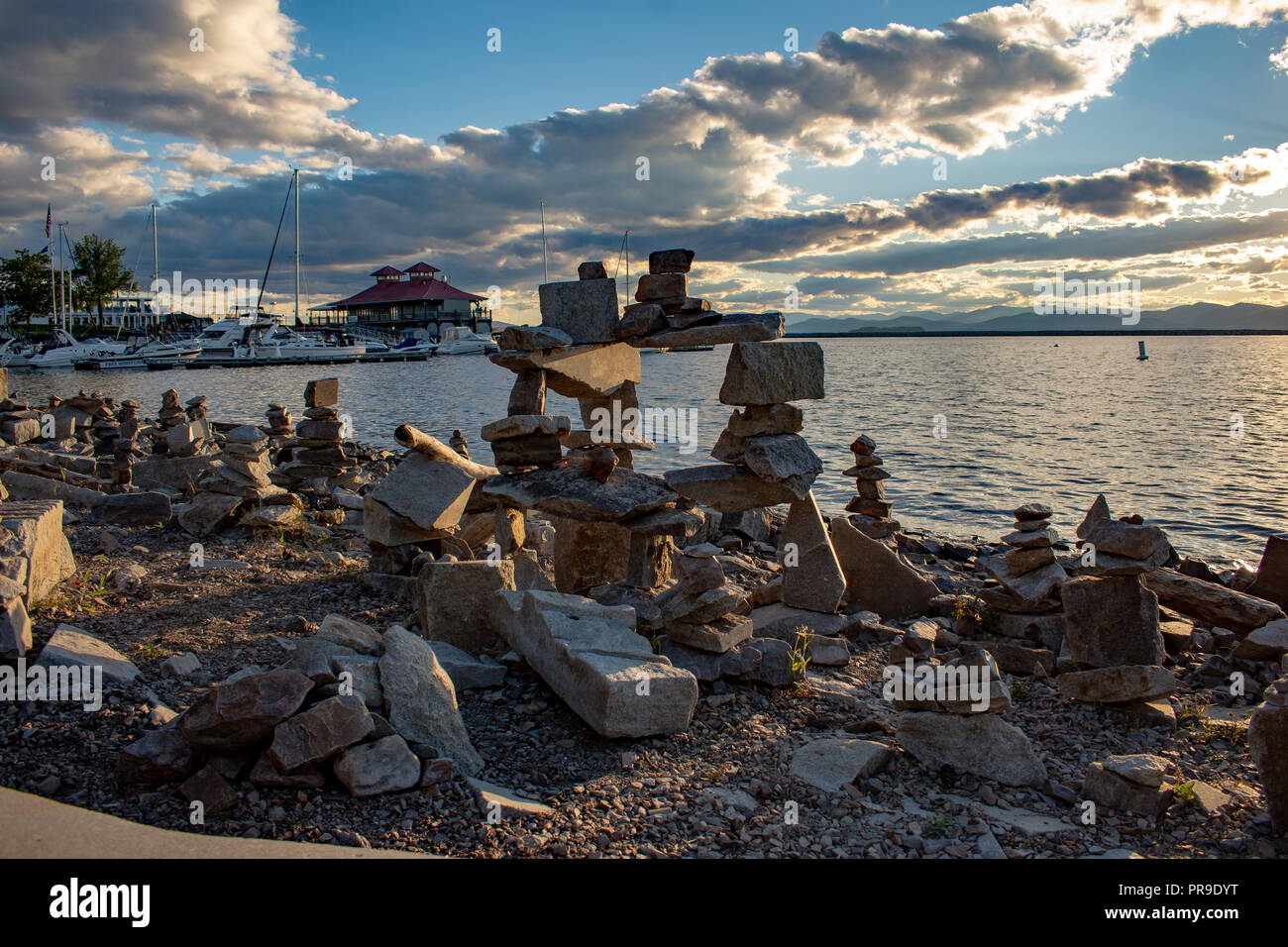 Scultura in pietra sulla riva del lago Champlain Foto Stock