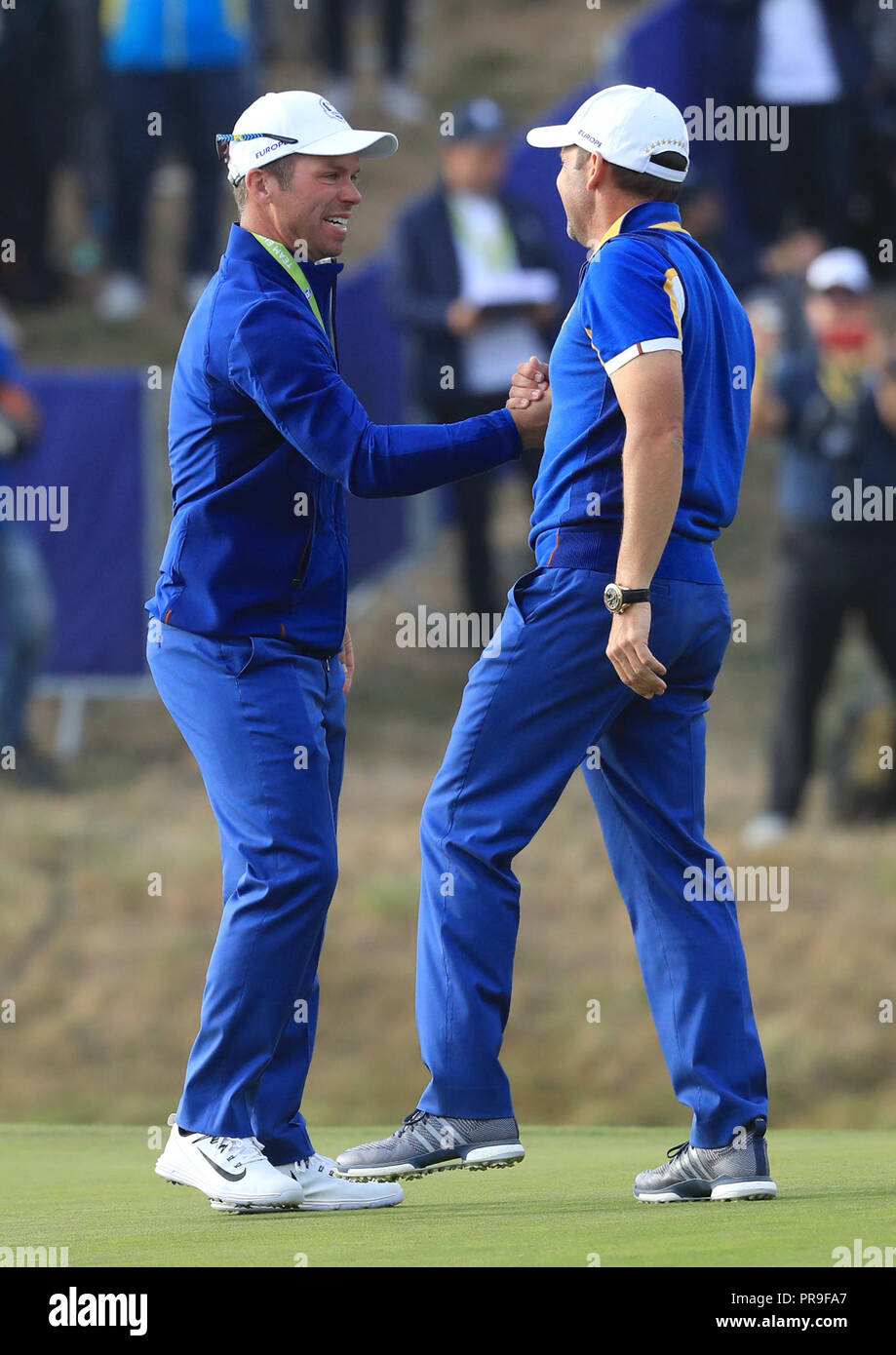 Team Europe's Paul Casey (sinistra) celebra durante le singole di corrispondere il giorno tre della Ryder Cup presso Le Golf National, Saint-Quentin-en-Yvelines, Parigi. Foto Stock