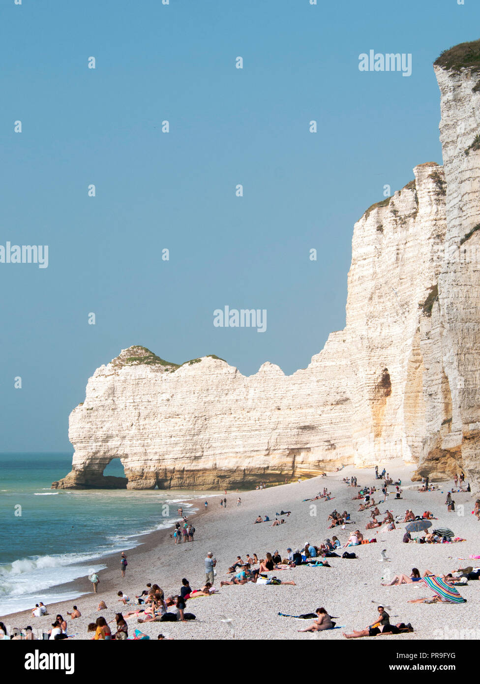 Il bianco gesso Scogliere di Etretat, Francia con ampie spiaggia ghiaiosa e archi naturali, una bella cittadina di mare in Alta Normandia per una gita di un giorno Foto Stock