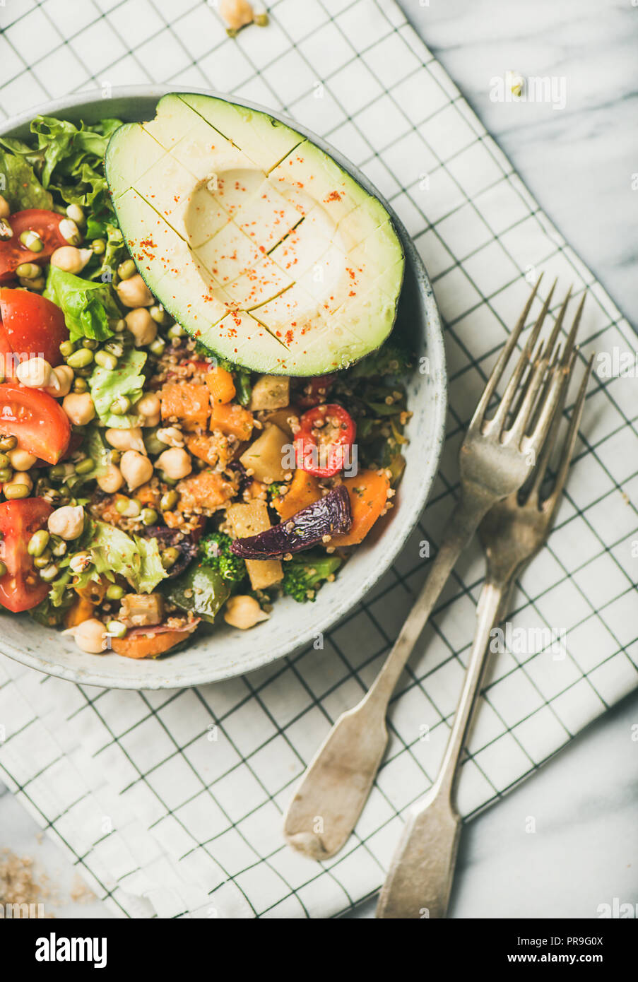 Cena vegana con avocado, cereali, fagioli e verdure, vista dall'alto Foto Stock