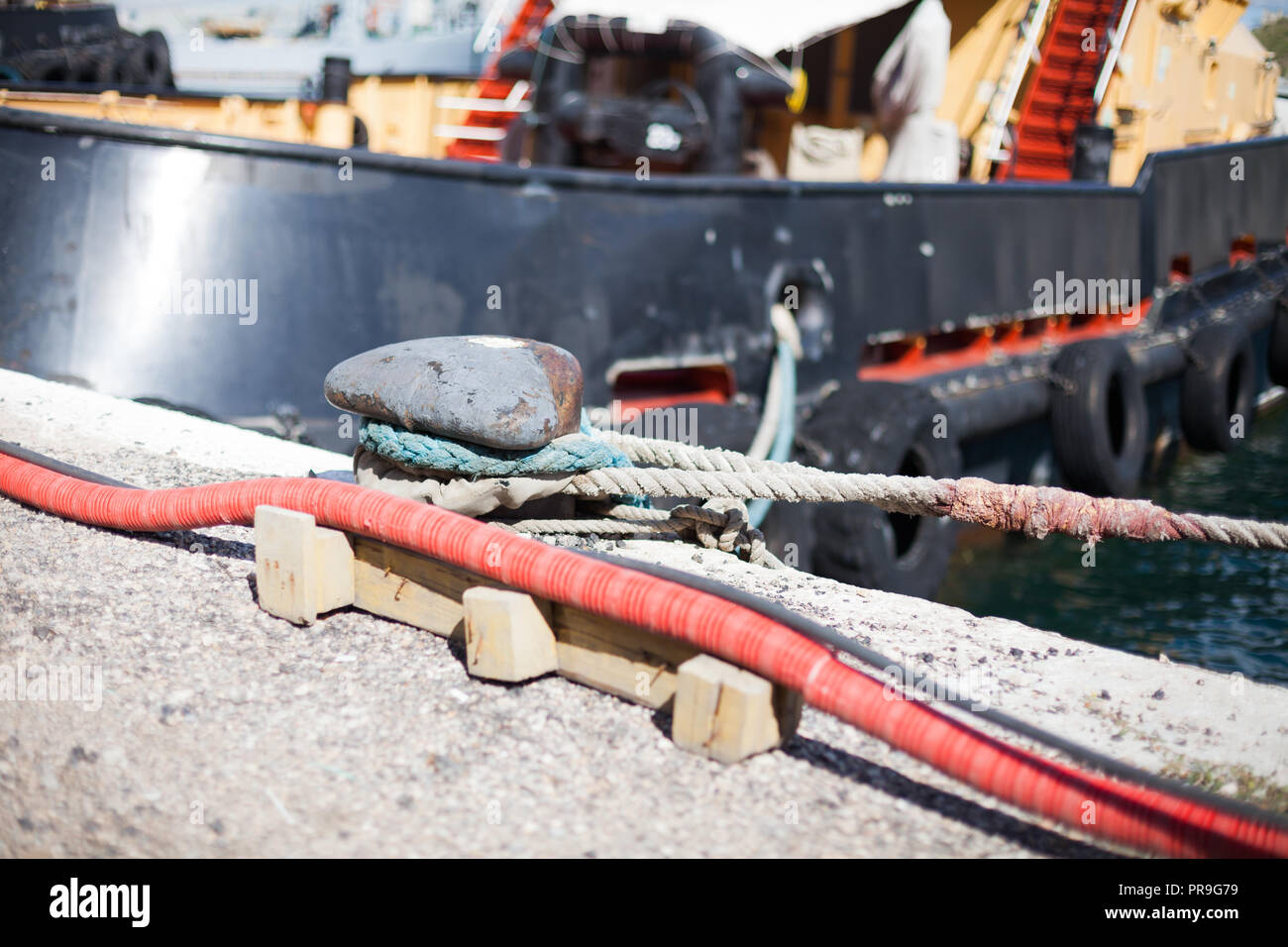 La nave è ormeggiata in un dock scaletta catena corda Foto Stock