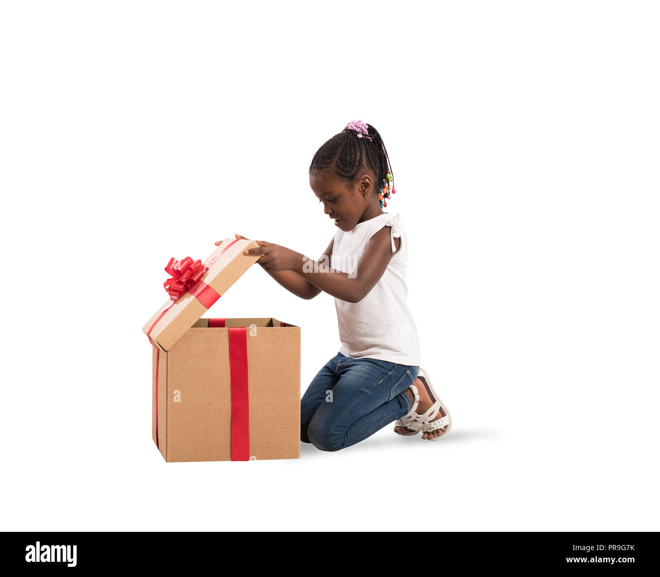 Felice bambina con un regalo di Natale Foto Stock