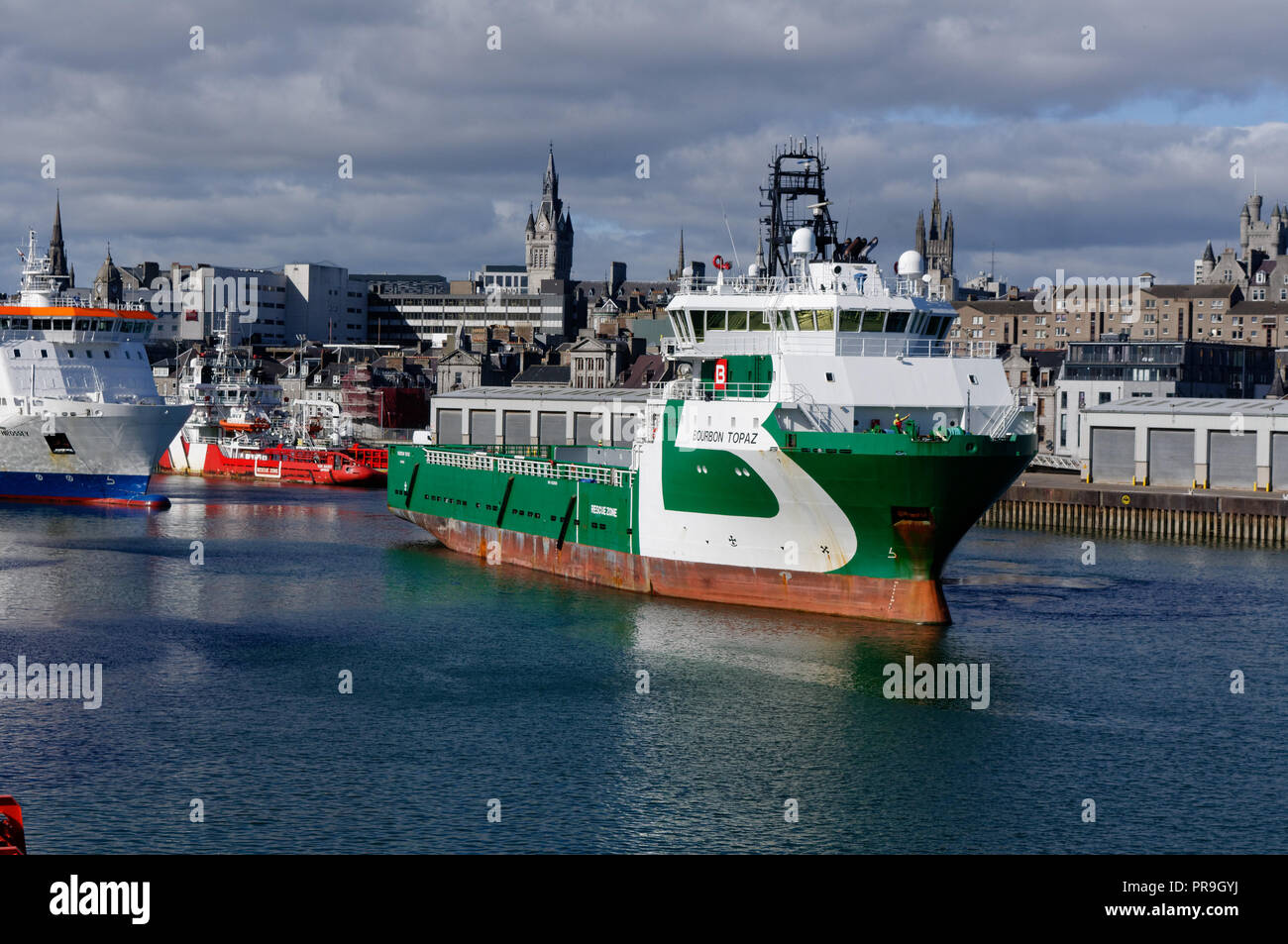 Il Bourbon Topaz alimentazione offshore Nave nel porto di Aberdeen, Aberdeen, Scozia Foto Stock