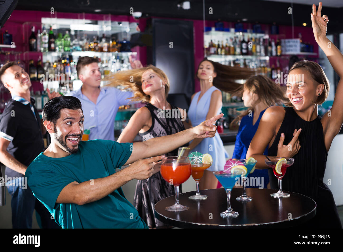 Giovane donna con l'uomo si diverte in discoteca. Foto Stock