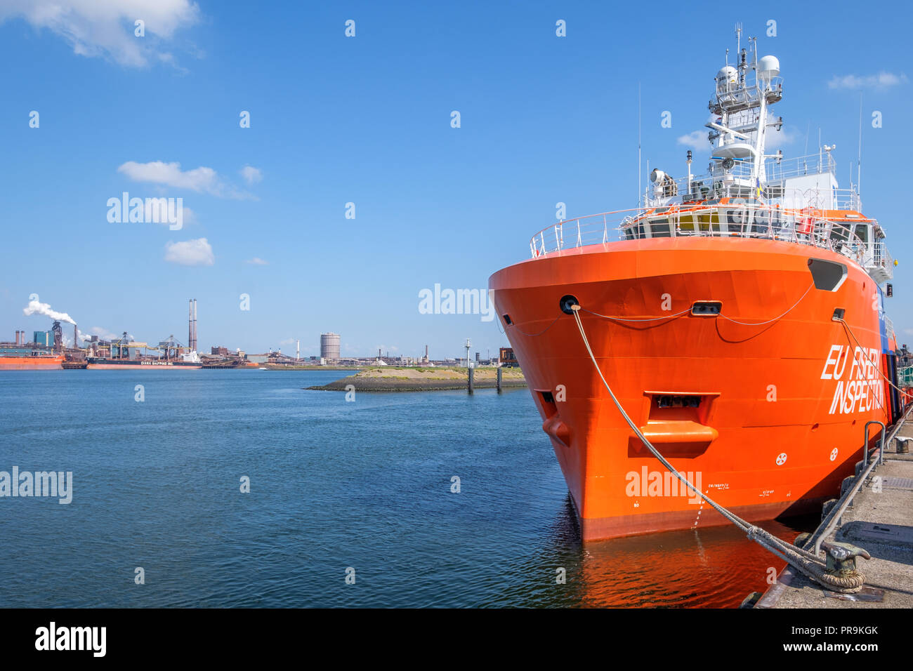 Colore arancio nave UE per il controllo della pesca nel porto di IJmuiden, Paesi Bassi. Foto Stock
