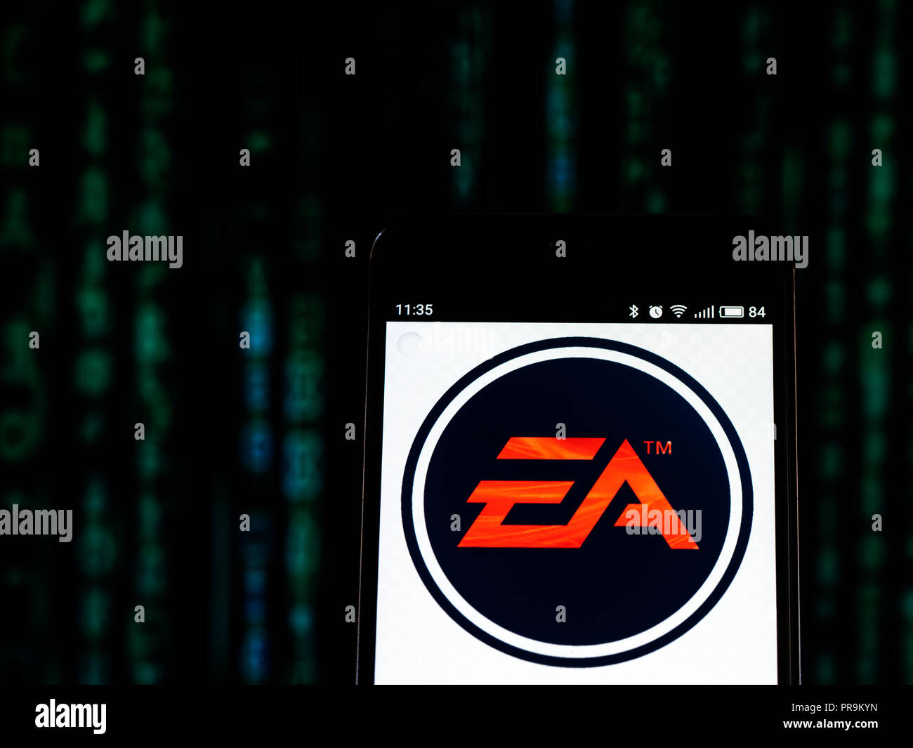 Electronic Arts Inc. logo che si vede visualizzato sul telefono intelligente. Electronic Arts Inc. è un americano di video gioco di società, la società è stata un pioniere dei primi home giochi per computer e industria è stata notevole per promuovere il designer e programmatori responsabili per i suoi giochi. Foto Stock